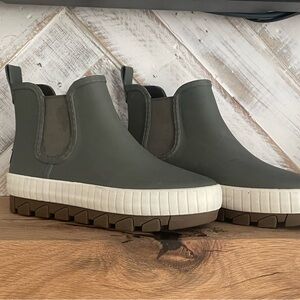 Sperry rain boots (low) barely worn